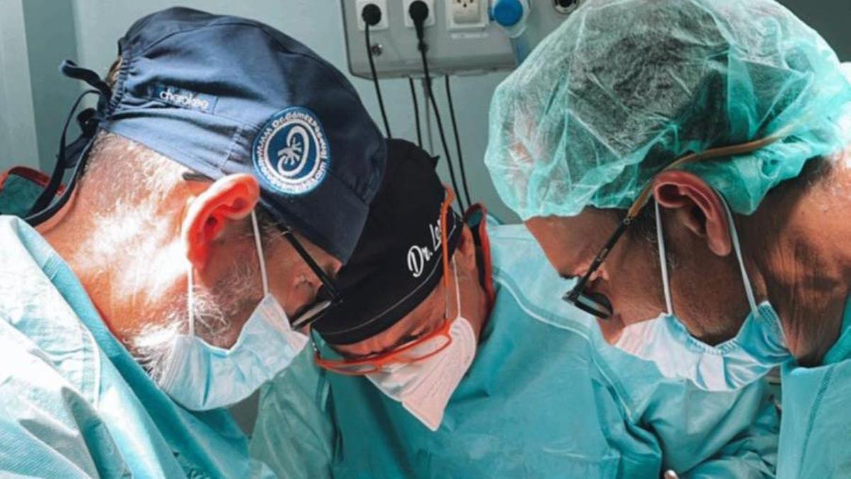 De izquierda a derecha, los doctores Gómez Pascual, Lozano y Ramírez  operando juntos un cáncer