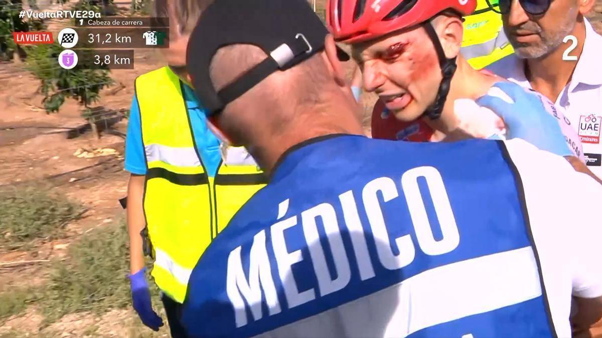 Tadej Pogacar, atendido por los médicos tras caerse en la etapa 8, en una imagen de la retransmisión televisiva.