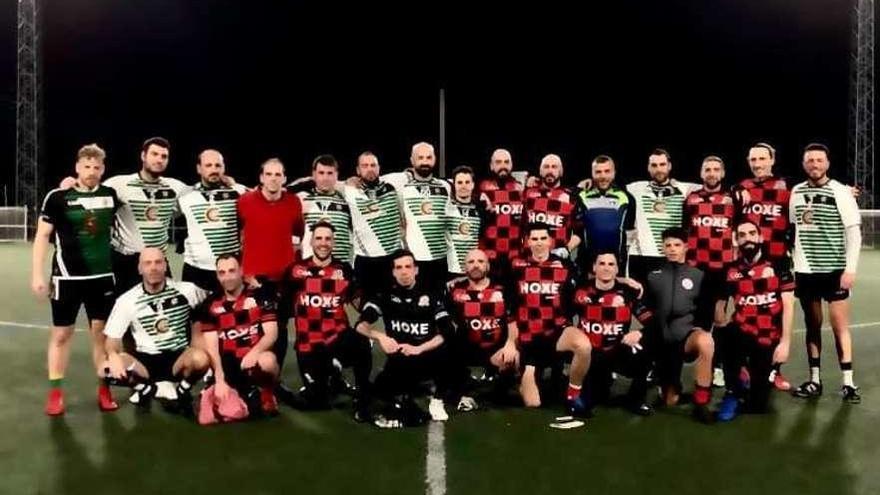 Plantillas de Irmandinhos A Estrada y Herdeiros de Dhais durante el derbi de la segunda vuelta liguera.