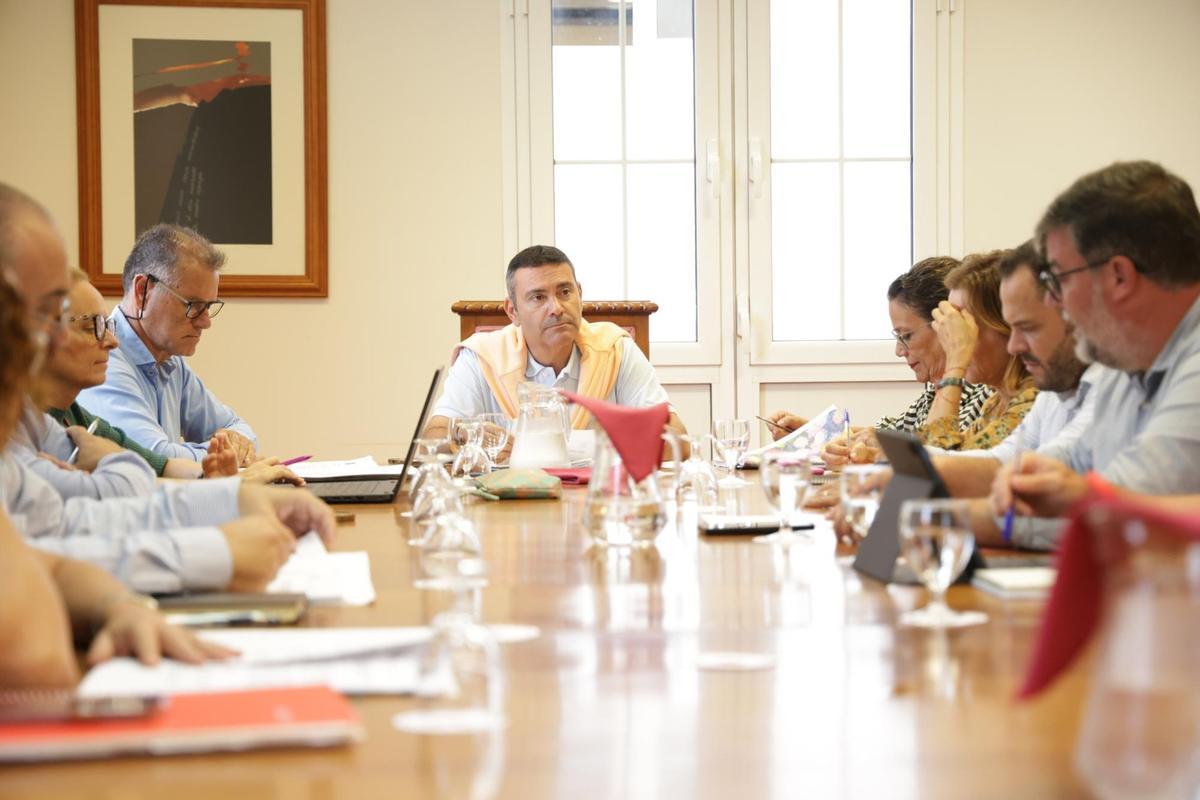 Oswaldo Betancort (centro) y Domingo Cejas (izquierda), este lunes en la Asamblea Consorcio del Agua de Lanzarote
