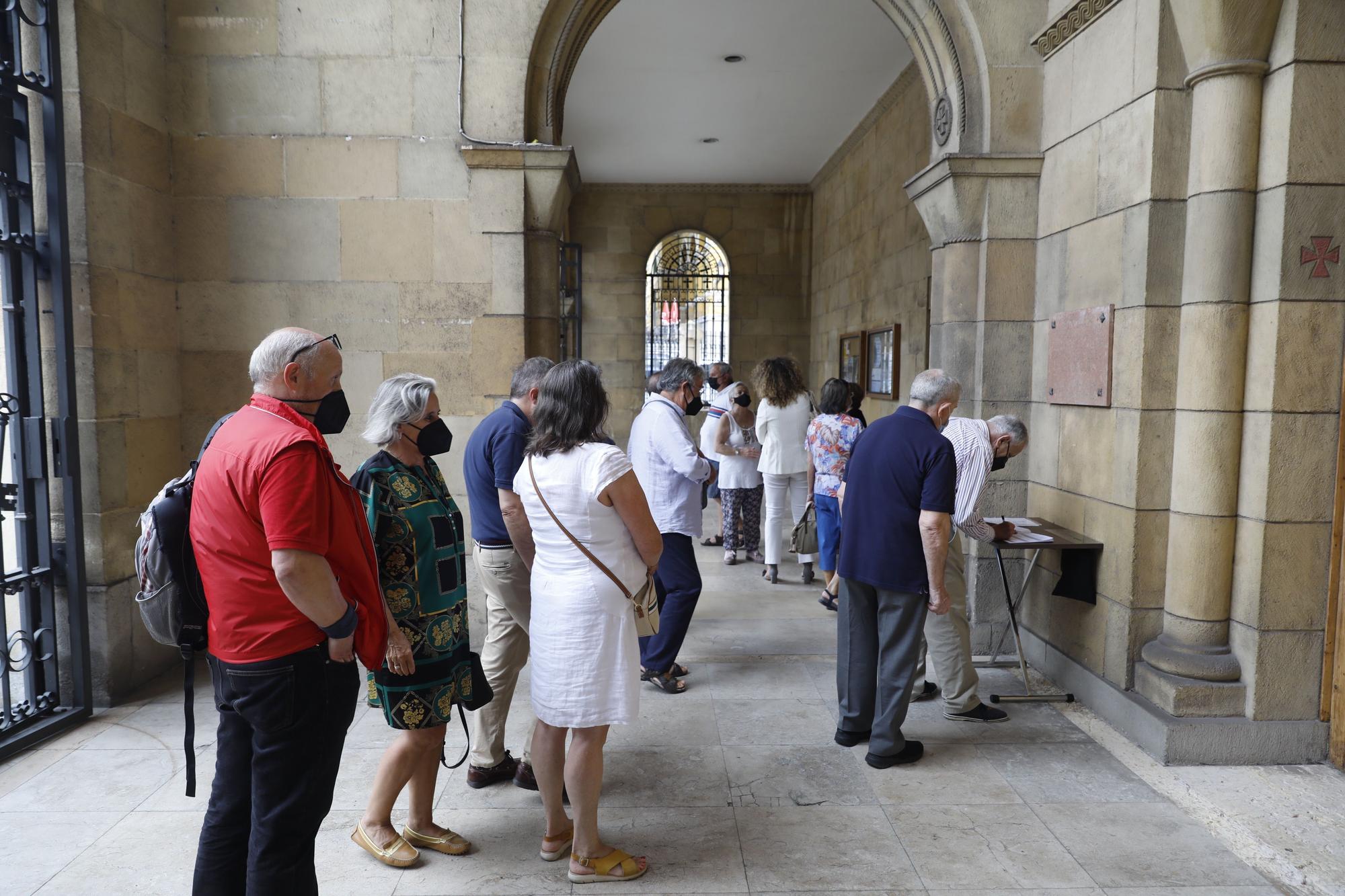 Emocionante despedida a Alfonso Peláez, gijonés “que vivió e hizo vivir la ciudad”