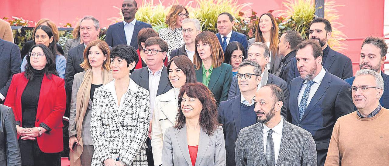 Foto de la nueva ejecutiva federal, ayer; Morant, entre los ministros Elma Sáiz y Bolaños.