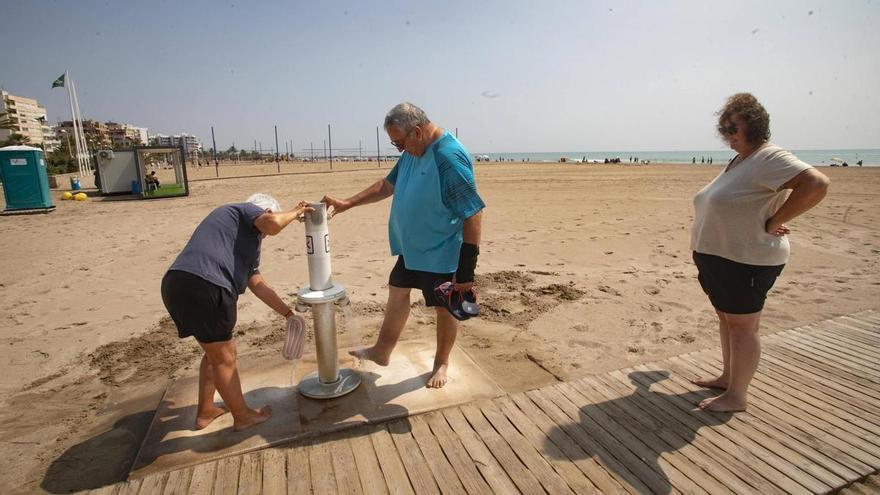 El Ayuntamiento de Piles exige a la Generalitat la reparación de los lavapiés de la playa: El consistorio comparte el profundo malestar de los vecinos y turistas