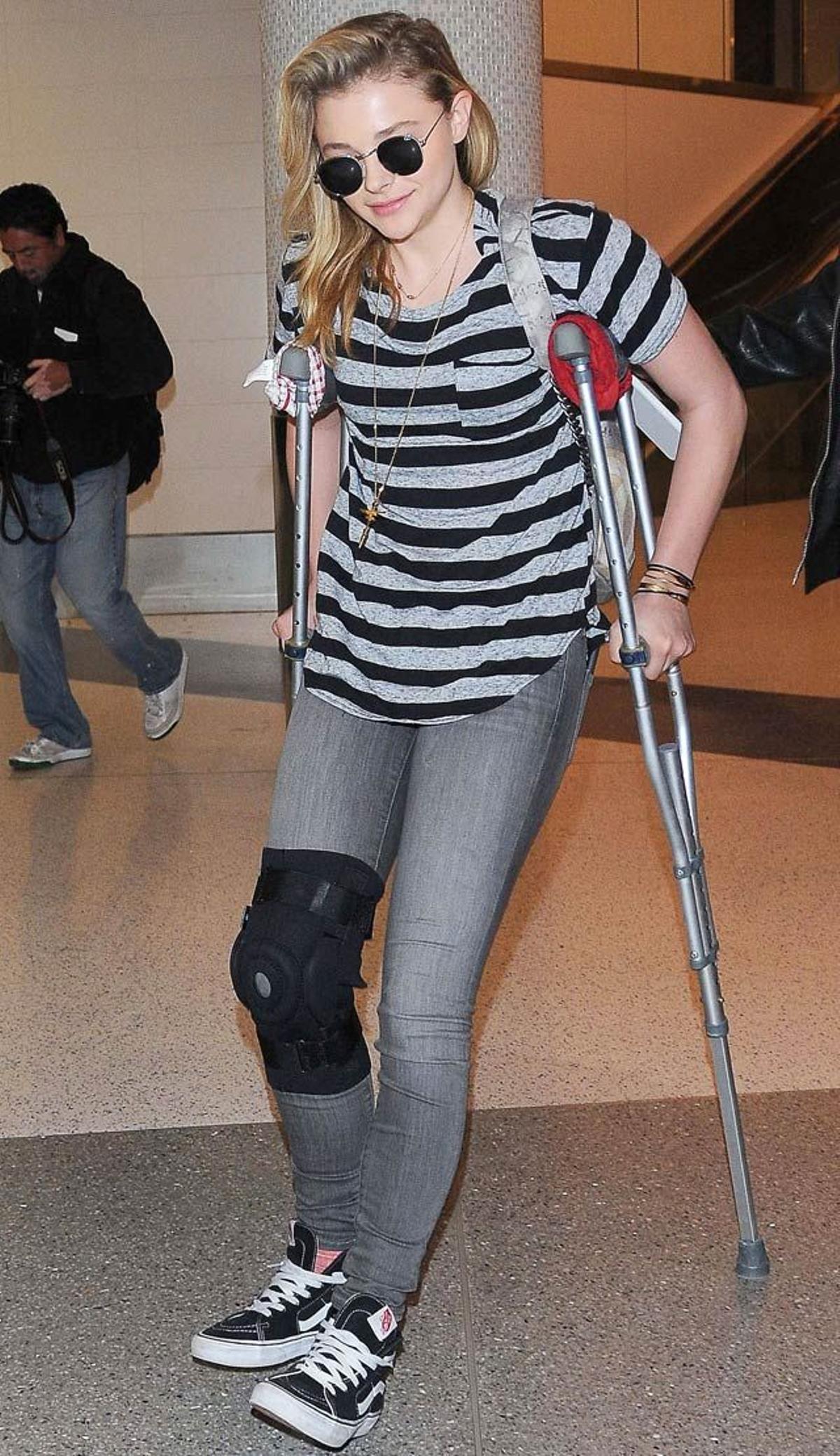 Chloë Moretz, con muletas por el aeropuerto