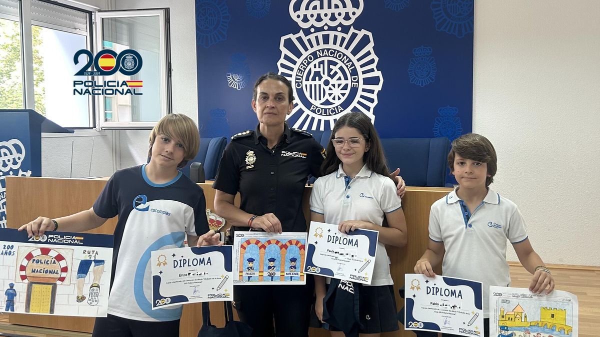 La Policía Nacional entrega en Córdoba los premios a los ganadores de un concurso de dibujo escolar.