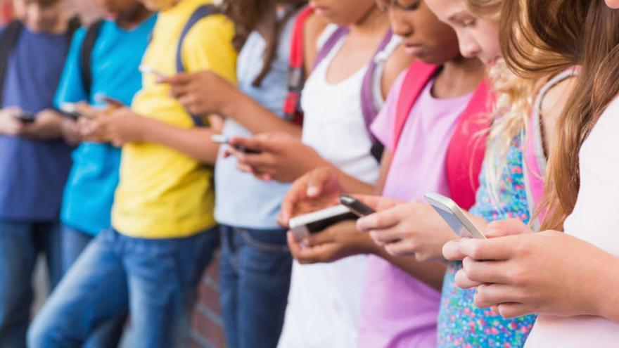 Los alumnos no podrán hacer uso del teléfono en el colegio.