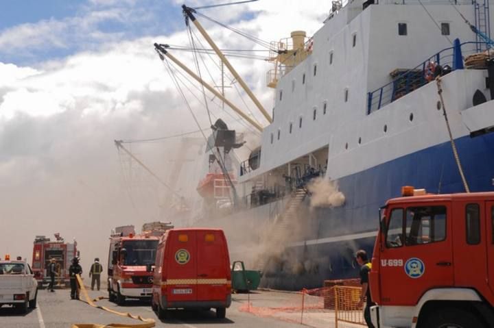 Incendio en el pesquero ruso Oleg Naydenov, atracado en el dique Reina Sof?a