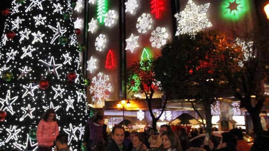 Miles de personas asistieron en Gran Vía al encendido de luces navideñas de El Corte Inglés. // J. Lores