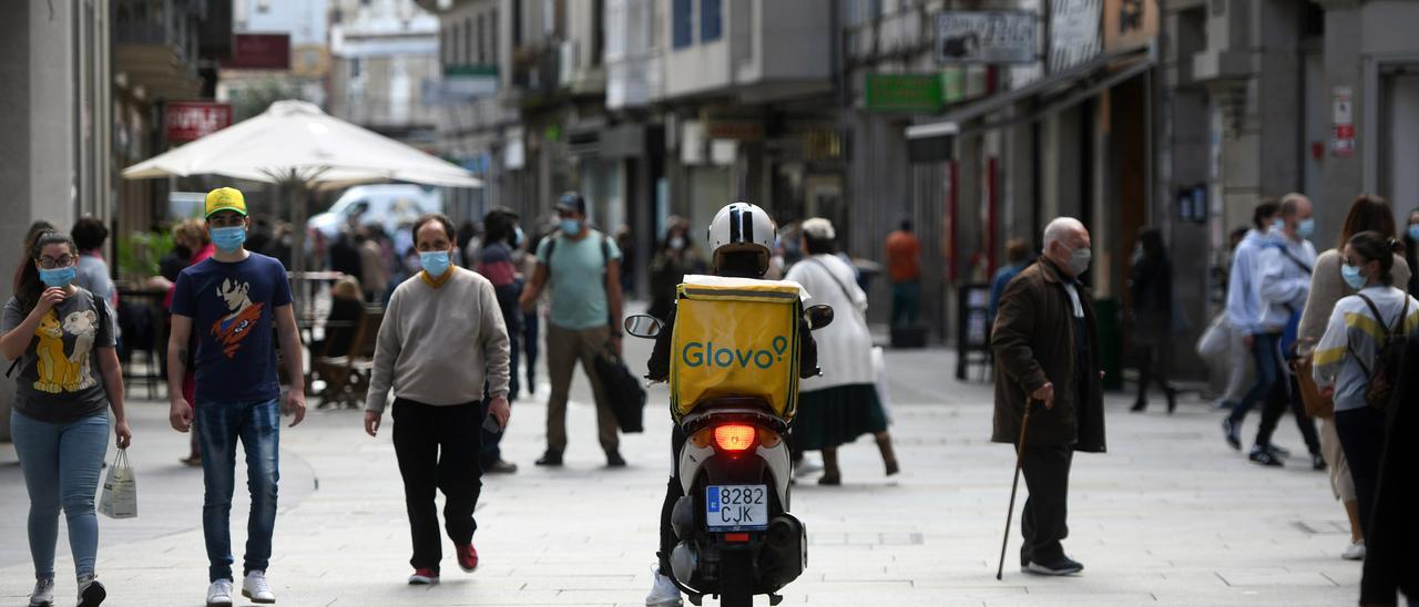 Un repartidor por las calles de Pontevedra.