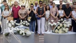 Las víctimas del 17A y sus familiares han guardado hoy seis minutos de silencio tras el homenaje junto a las autoridades para conmemorar el sexto aniversario de los atentados en Barcelona y Cambrils (Tarragona), con el objetivo de denunciar el abandono sufrido durante estos años por parte de los políticos.