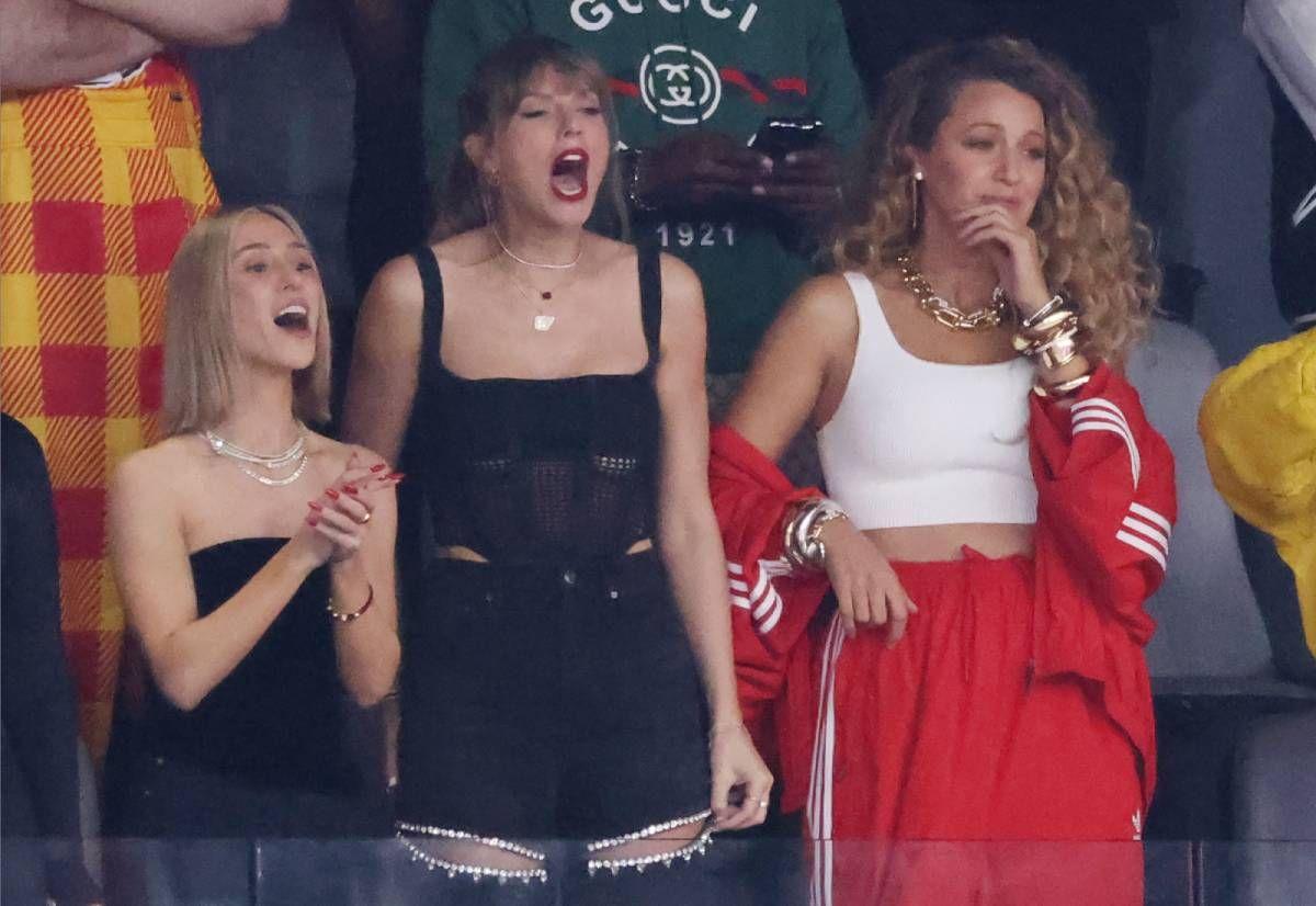 Taylor Swift junto a Blake Lively en la final de la Super Bowl
