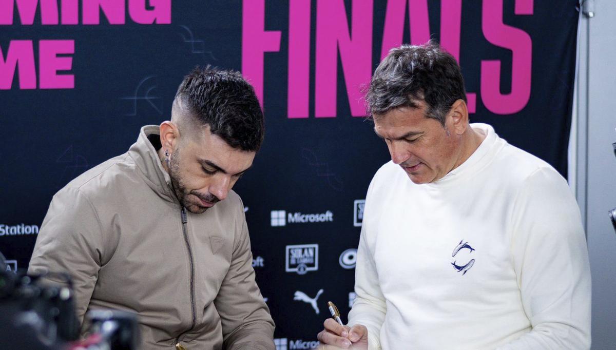DjMaRiiO y Esteban, ayer en el Tartiere. | REAL OVIEDO