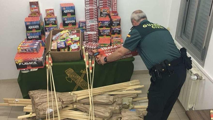 Un agente, con el material incautado por la Guardia Civil en Coiro. // Guardia Civil