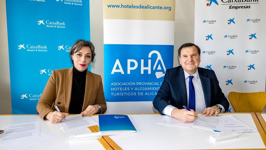 CaixaBank y APHA firman un acuerdo de colaboración