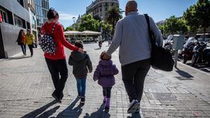 La familia de refugiados, en las calles de Barcelona el lunes por la mañana.