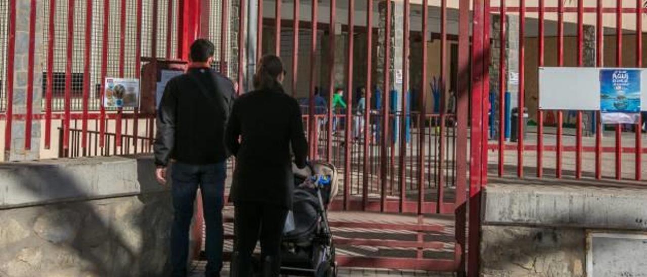 Padres y madres en la entrada del colegio Hispanidad de Elche.