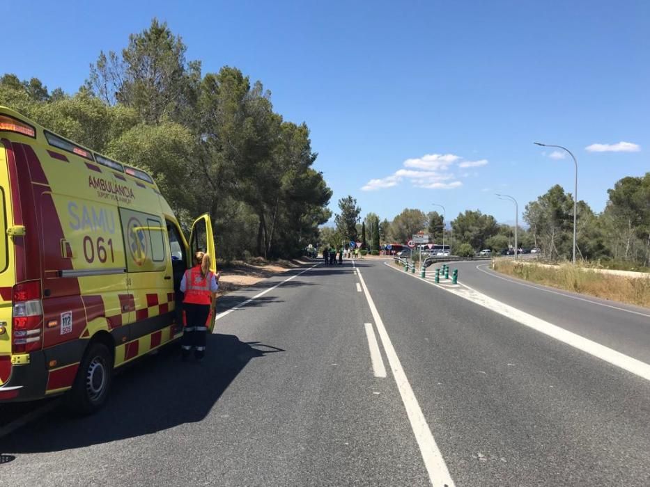 Un incendio en Son Verí obliga a cerrar la carretera de Cap Blanc