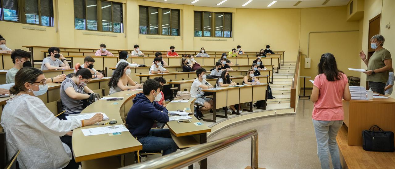 Los alumnos, durante uno de los exámenes en una de las sedes de Badajoz el año pasado.