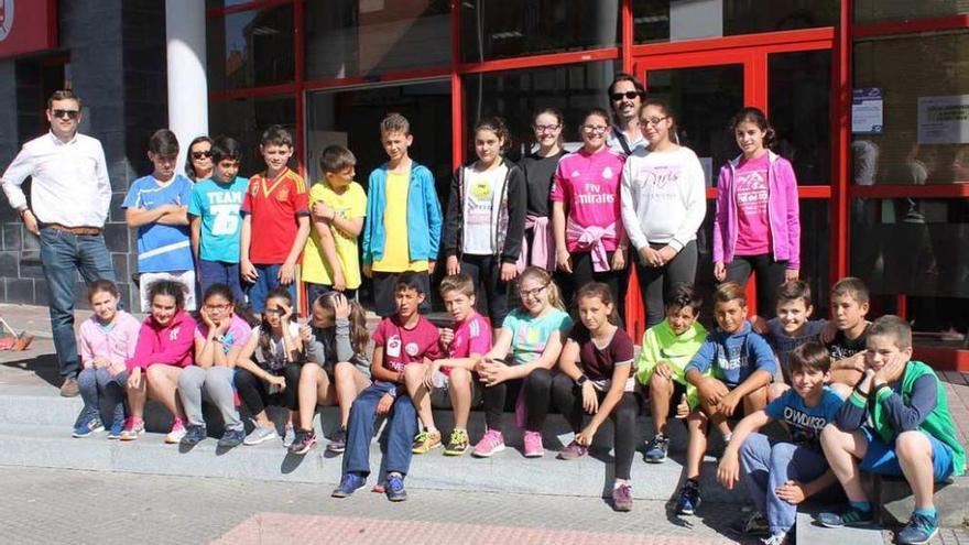 Los alumnos, junto a los técnicos de la Jefatura de Tráfico, durante la actividad, ayer, en Lugones.