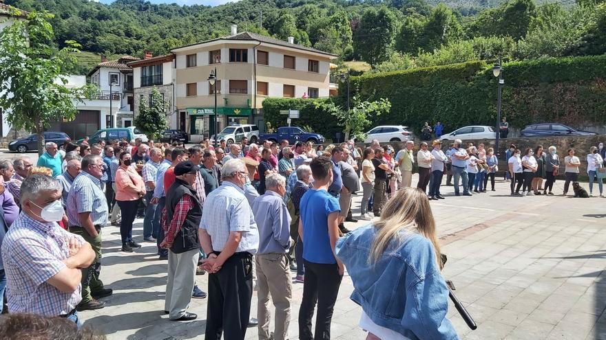 Los ganaderos protestan en Caso: &quot;La situación con el lobo es insostenible&quot;