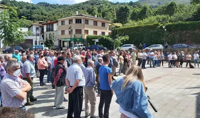 Los ganaderos protestan en Caso: "La situación con el lobo es insostenible"