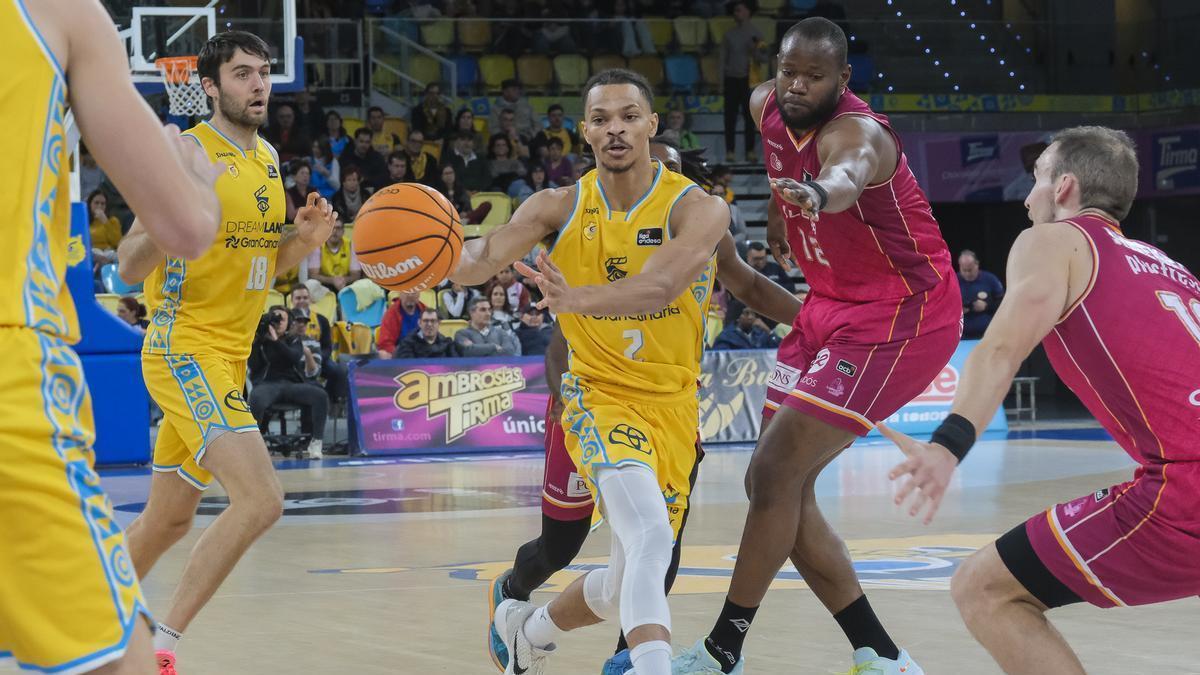 Wong intenta efectuar un pase rodeado de rivales en el encuentro de la primera vuelta en el Arena ante el Lleida.