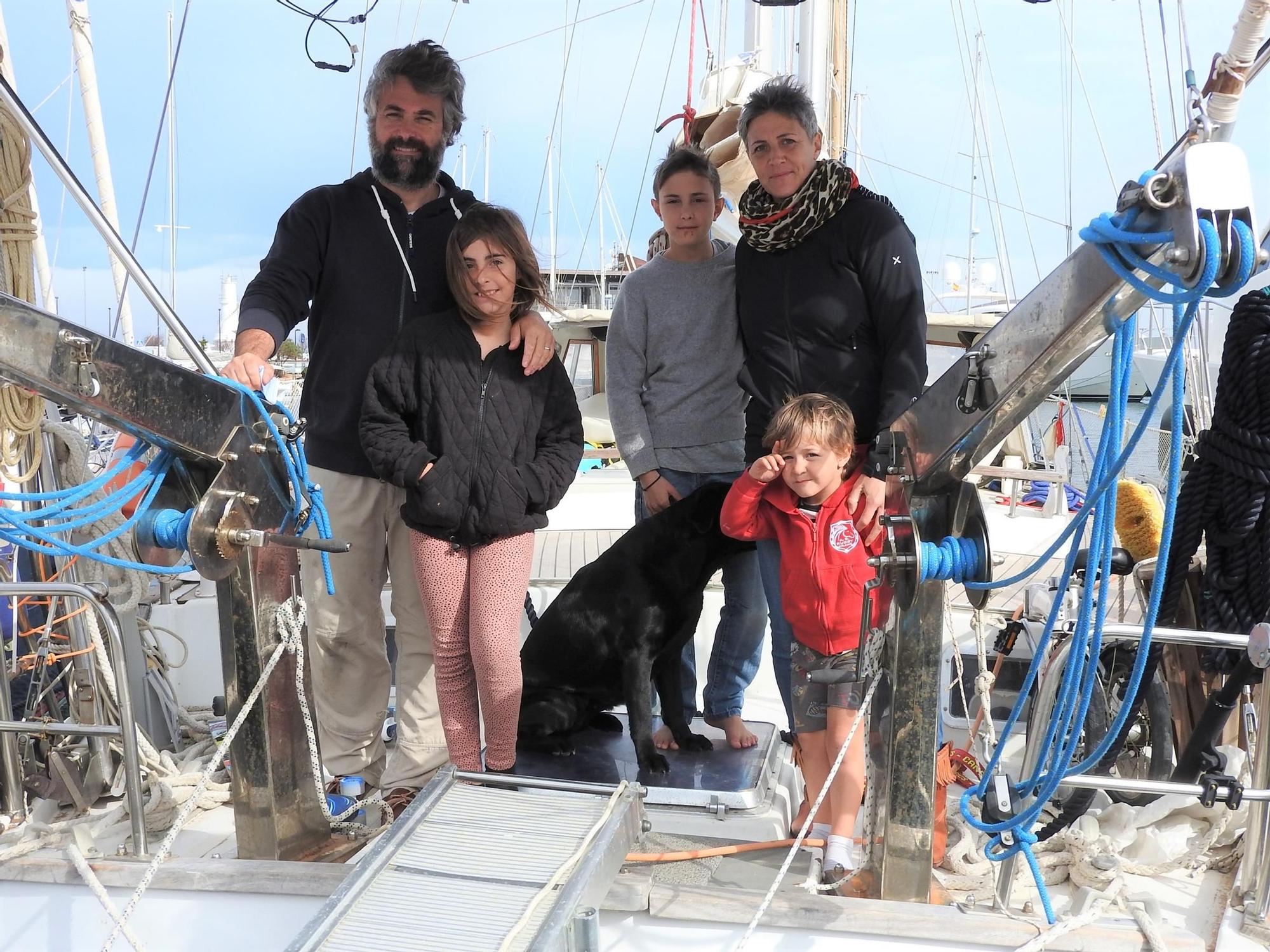 La familia Barberis en la popa de su velero &#039;Shibumi&#039;