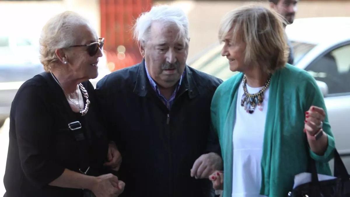 José Ángel Fernández Villa, camino del Juzgado, flanqueado por su mujer y su procuradora.