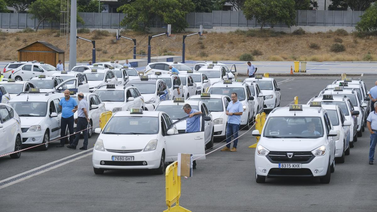 Los taxis adaptan sus taxímetros a las nuevas tarifas en Las Palmas de Gran Canaria