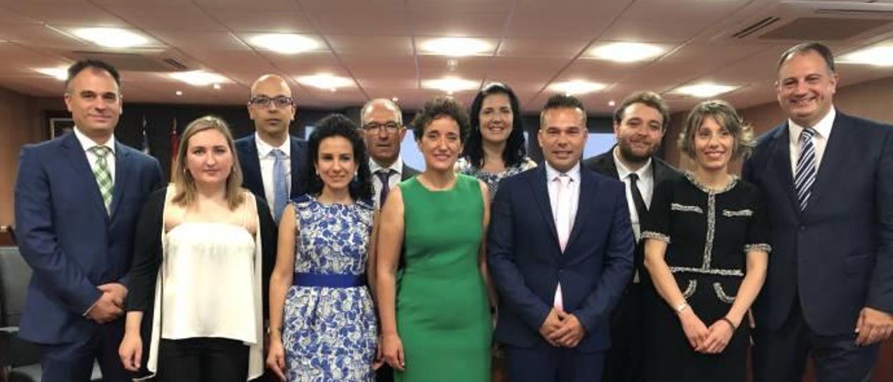 La nueva alcaldesa de Onda, Carmina Ballester (PP), junto a su equipo de gobierno.