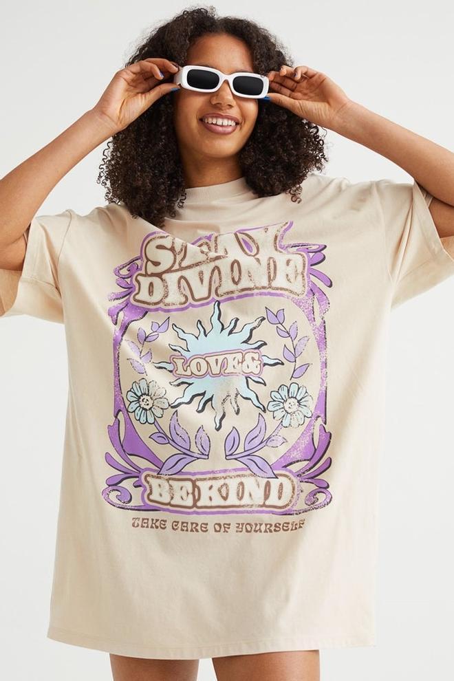 Vestido camiseta oversize con motivo estampado de H&amp;M (Precio: 19,99 euros)