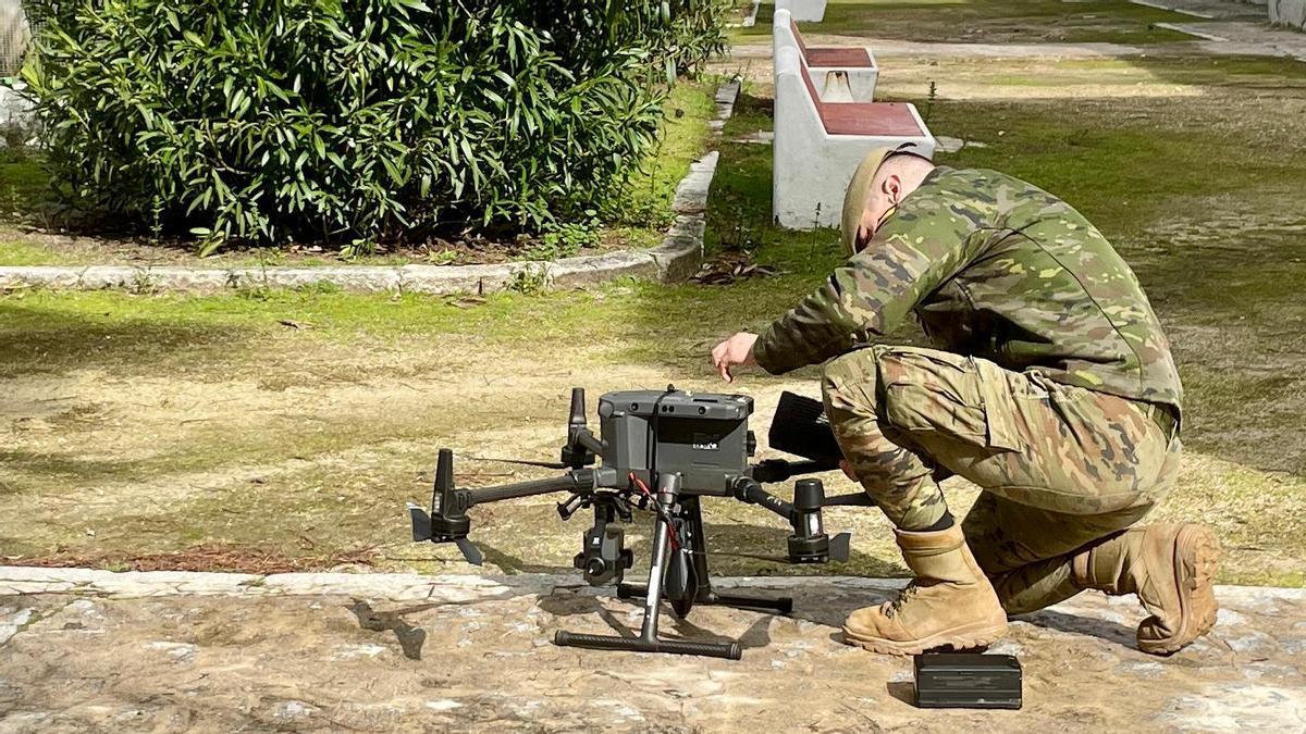 Un soldado y su dron en el campo de pruebas del Regimiento de Artillería Antiaérea 71 de Fuencarral