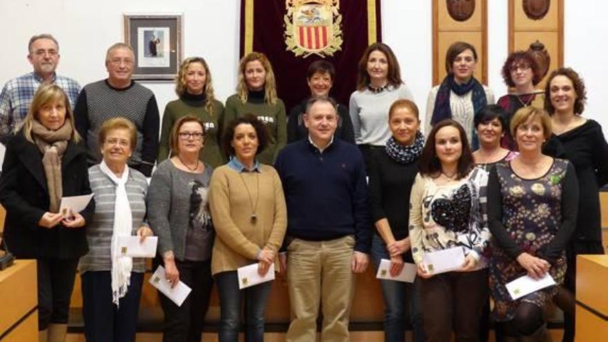 Los premiados, ayer, tras recibir los vales de 500 euros.