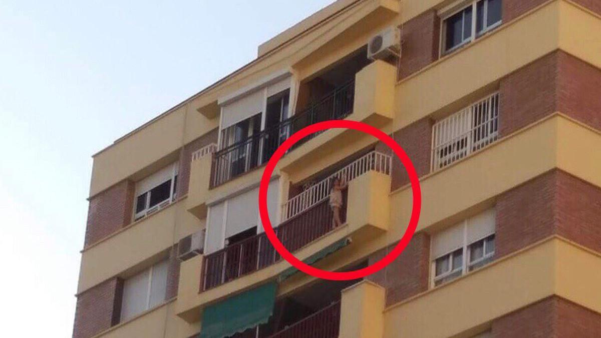 Espectacular rescate de una niña de 5 años colgando del balcón en un octavo en Málaga