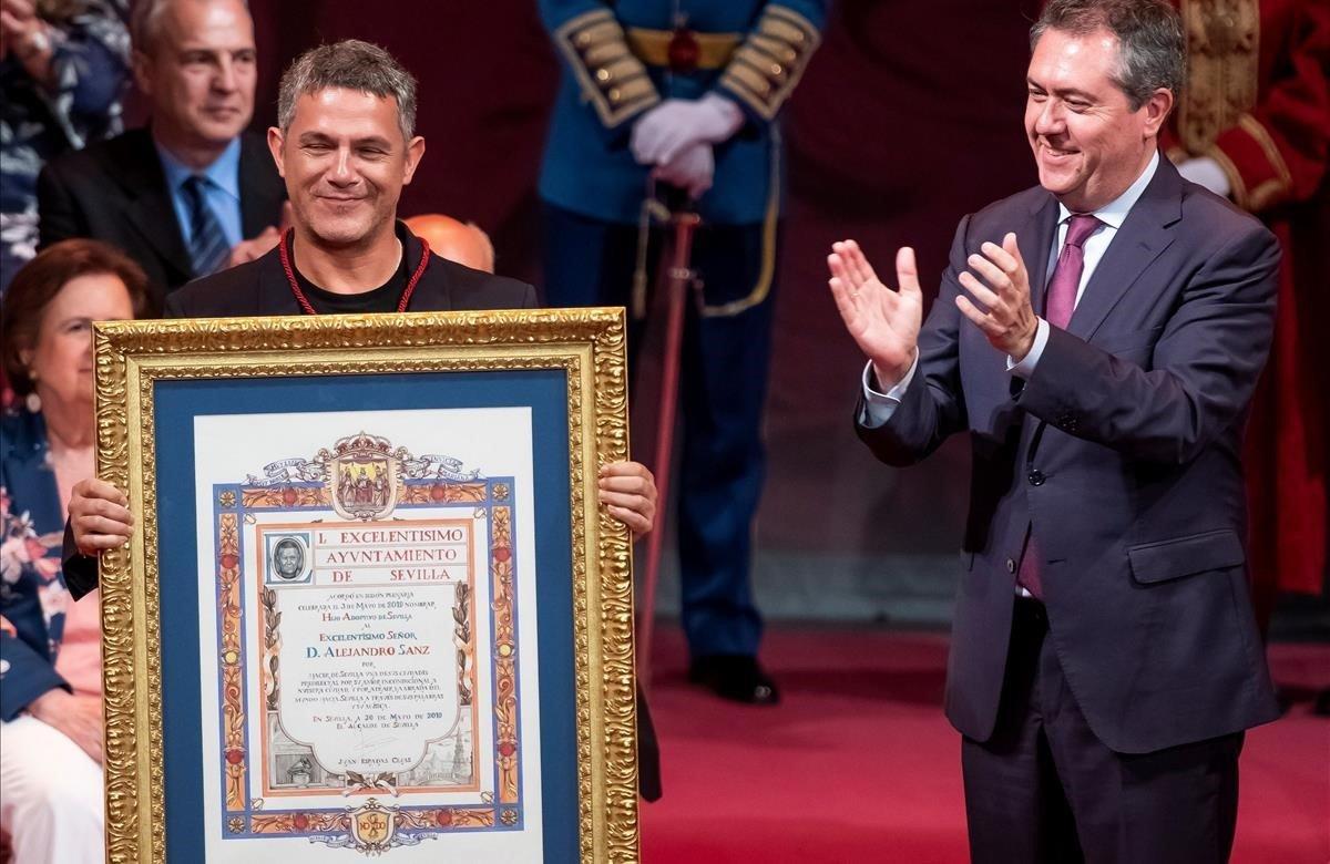 El cantautor Alejandro Sanz, muestra el título de Hijo Adoptivo de Sevilla, tras recibirlo de manos del alcalde de Sevilla en funciones, Juan Espadas, en una ceremonia celebrada en el teatro Lope de Vega de la capital andaluza, con motivo de la celebración del día del patrón de la ciudad, San Fernando.