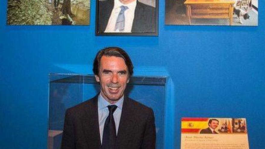 Aznar posa con el retrato que le hizo George Bush