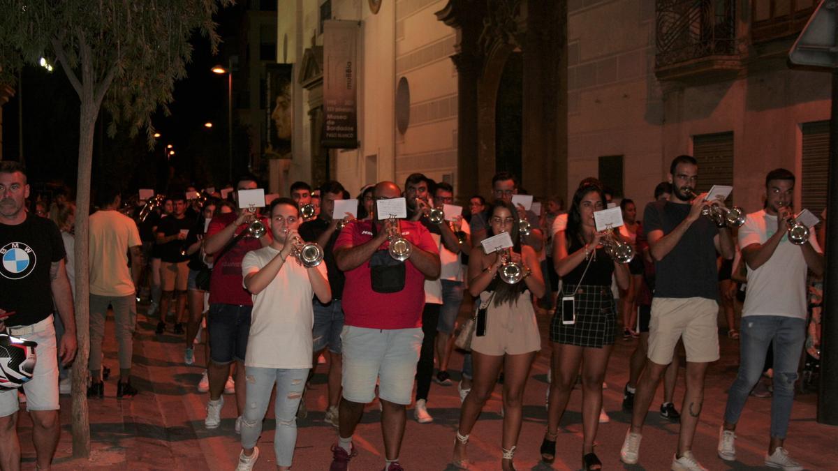 La Agrupación Musical Nuestra Señora la Virgen de la Amargura cerraba el cortejo preparatorio de la procesión conmemorativa del aniversario de la coronación canónica de la titular del Paso Blanco.