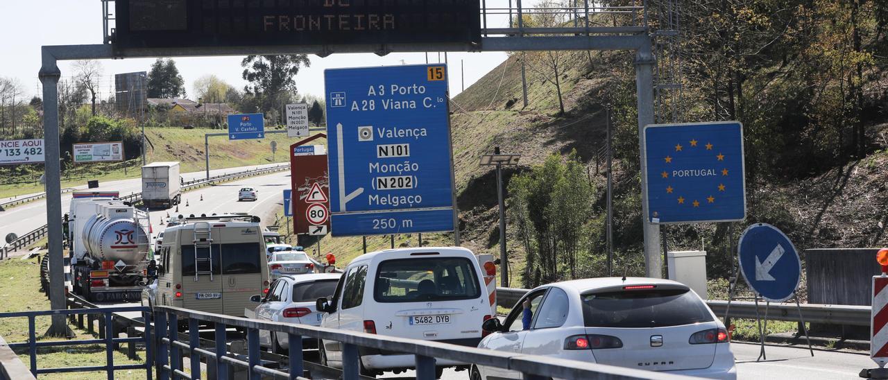 Dispositivo para el control de tráfico entre España y Portugal activado el año pasado en el puente internacional.