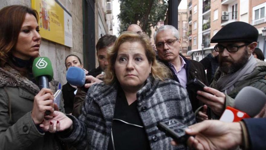 Mª Àngels Ramon-Llin rodeada de periodistas a su llegada a la Comandancia de Patraix.