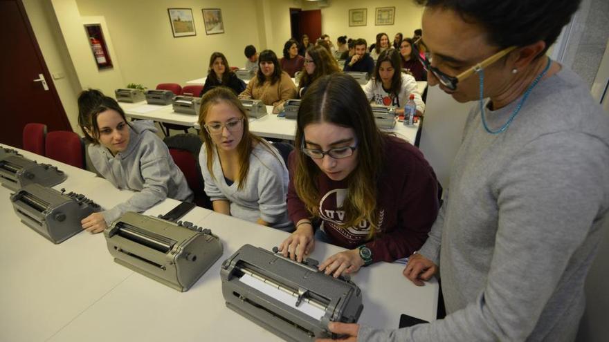 Uno de los cursos de braille del Centro de Recursos Educativos de la Once