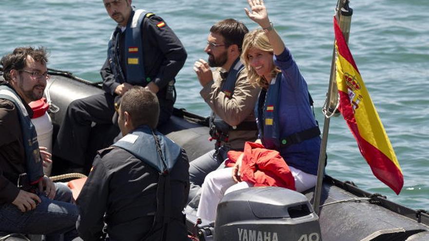 La ministra de Ciencia e Innovación, Cristina Garmendia, embarcada en una lancha para dirigirse al Buque de Investigación Oceanográfica &quot;Hespérides&quot;, que atracará mañana en Cartagena (Cádiz) tras culminar la &quot;Expedición de Circunnavegación Malaspina 2010&quot;.