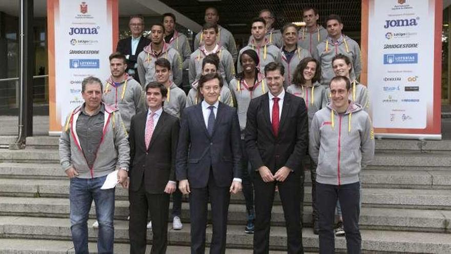 El equipo español, posando con el presidente del CSD.