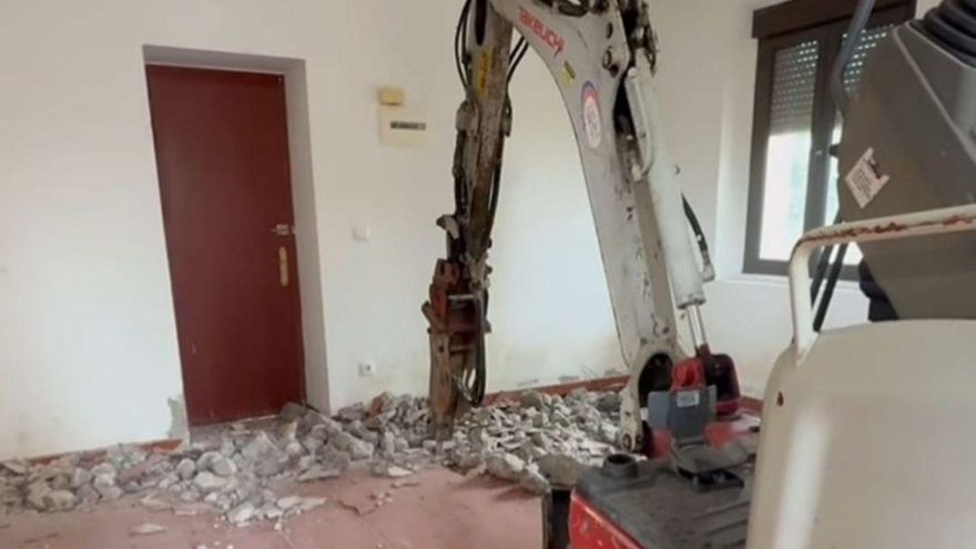 Obras de reforma de la antigua escuela de Biedes. |