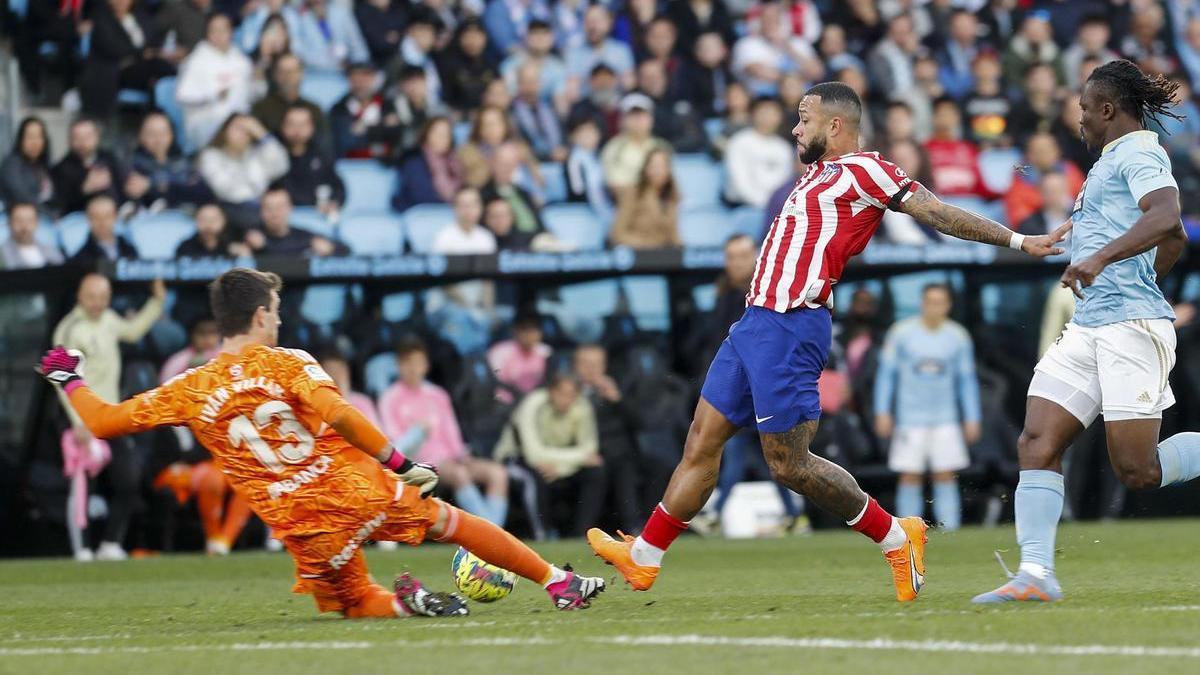 Memphis Depay en un encuentro del Atlético de Madrid contra el Celta de Vigo.