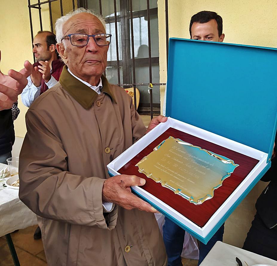 Antonio Sutil Casado con la placa entregada por el Ayuntamiento de Cerecinos del Carrizal