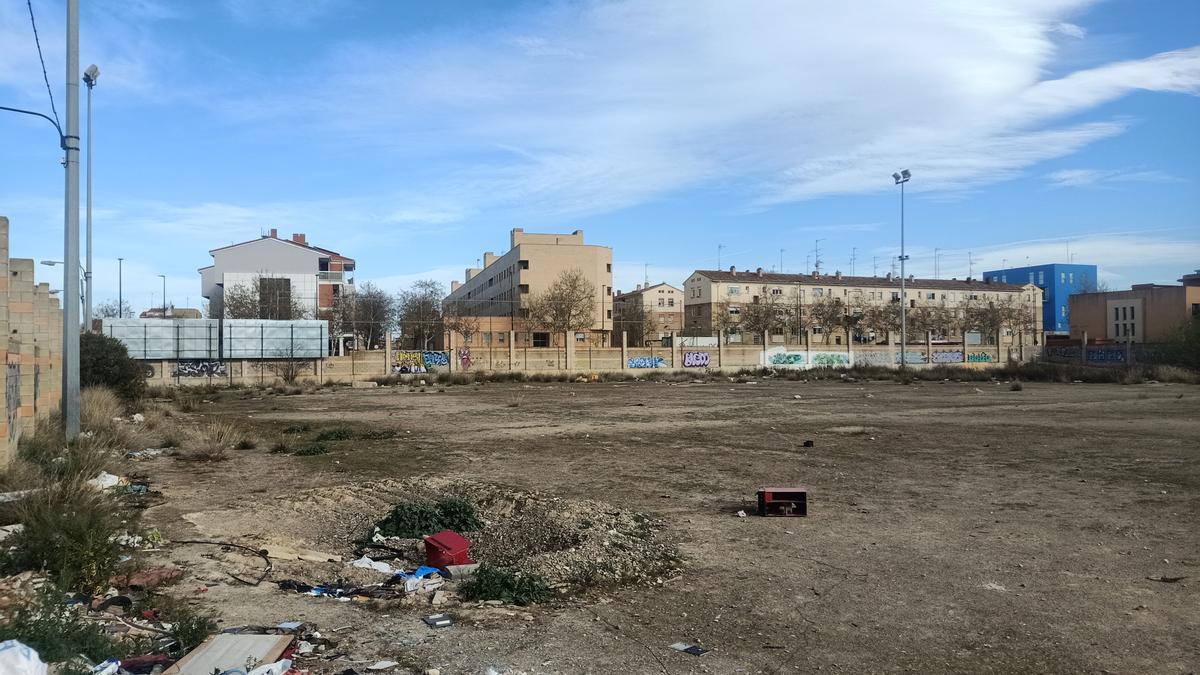 La Camisera, antiguo campo del Oliver, se ha convertido en un pequeño vertedero