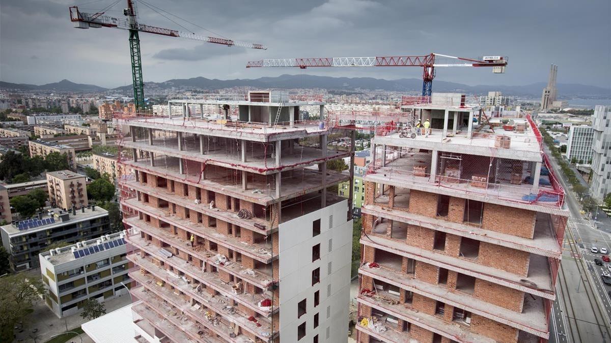 zentauroepp43266829 barcelona 10 05 2018 obreros trabajando en un edificio en co180702190332