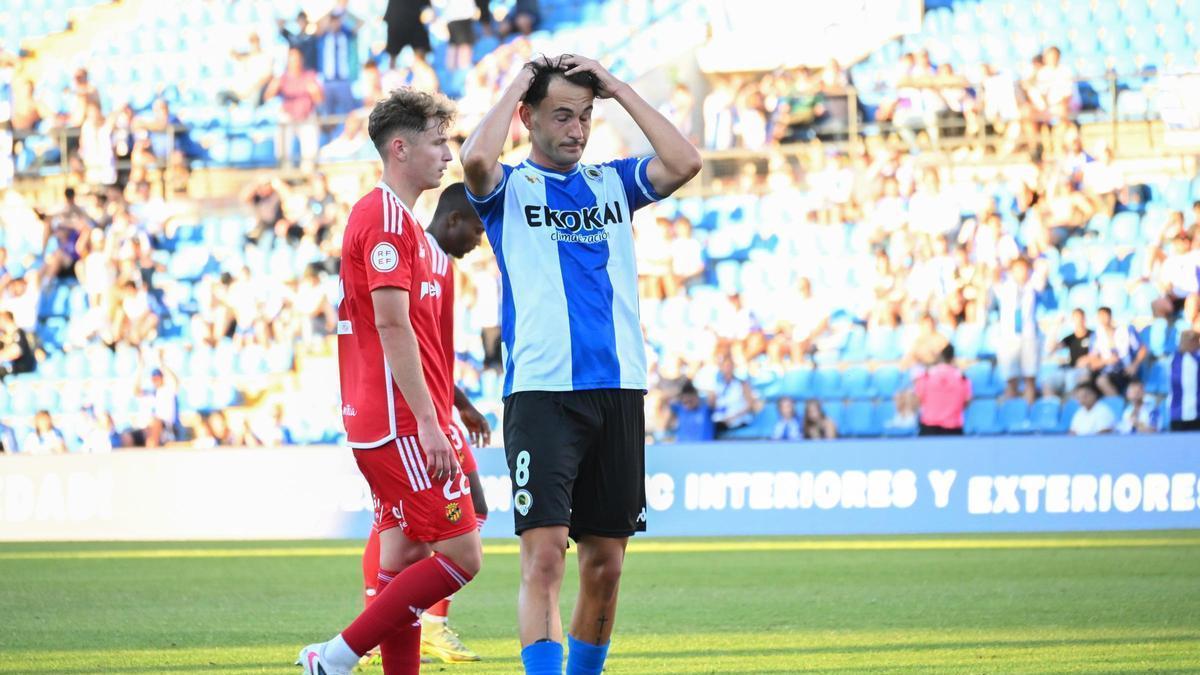 Carlos Mangada lamenta un fallo durante su último partido con la camiseta del Hércules, en Alicante.