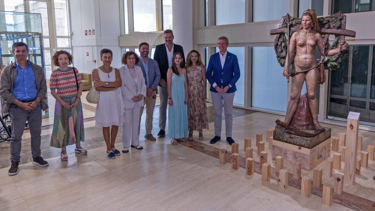 Por la izquierda: Verea, Alexandre, Vilavedra, Sanmartín, Lago, López Campos, Carmen Asorey con su hija (de azul), Rueda y 'Santa,, en el Museo Centro Gaiás.