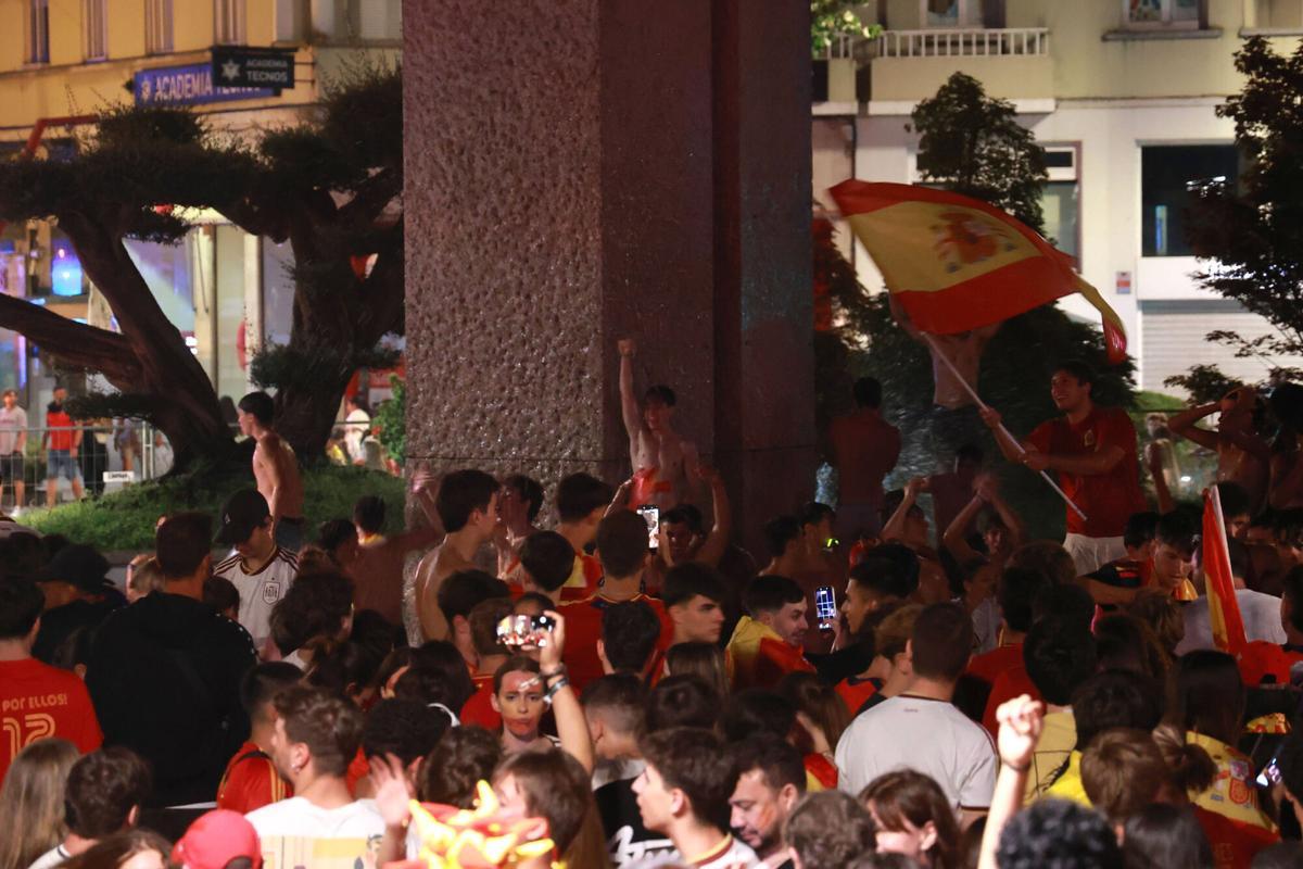 Aficionados de España celebran la victoria en el mundial de fútbol en la Praza de América.